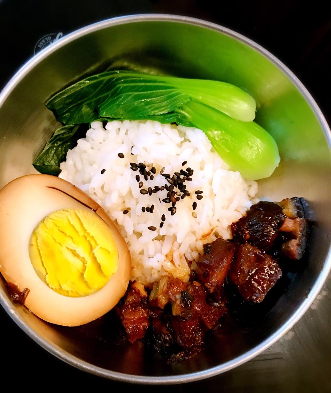 洋葱酥卤肉饭