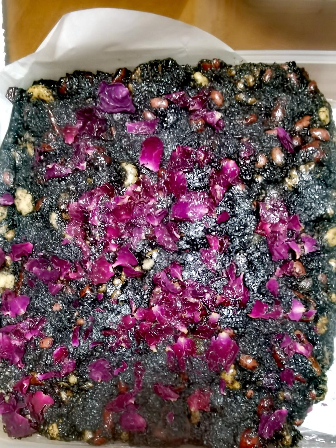 黑芝麻核桃红枣杞子糕