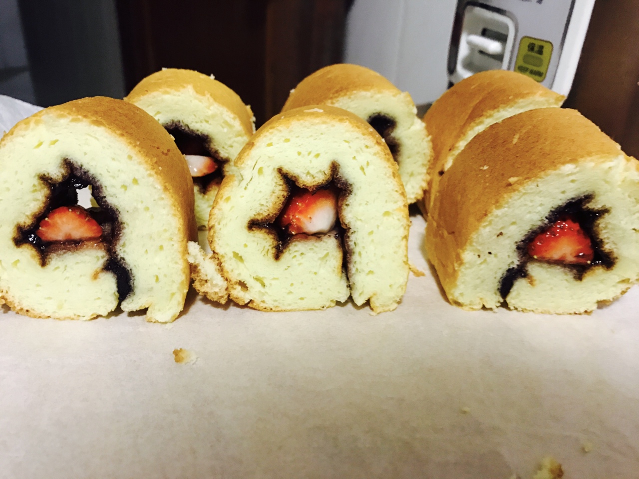 蓝莓酱草莓🍓蛋糕卷的做法