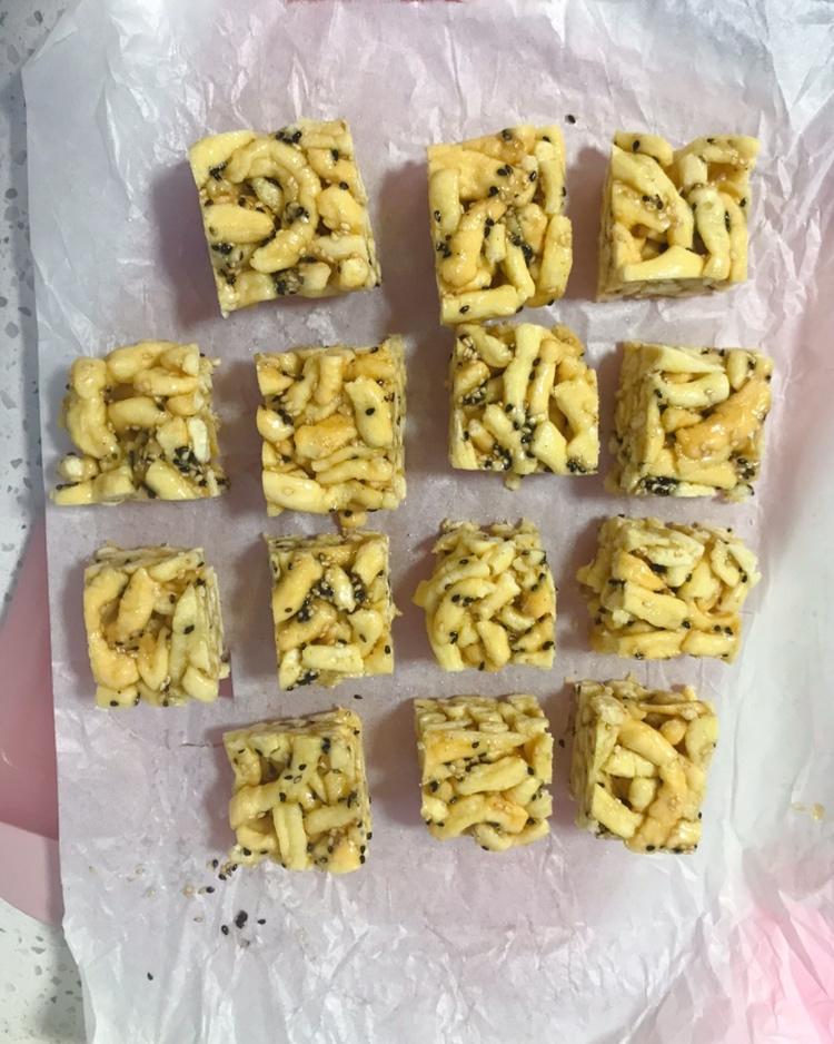（视频食谱）自制沙琪玛／萨其马