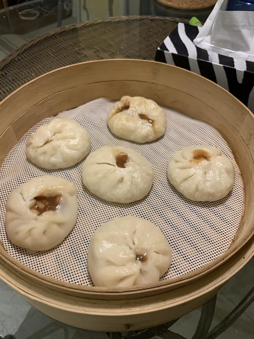 云朵般松软爆浆蜜汁叉烧包
