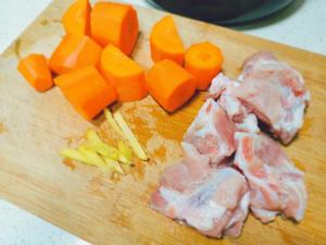 胡萝卜炖排骨的做法 步骤1