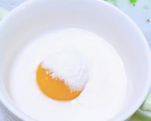 宝宝辅食:香蕉蛋黄饼的做法 步骤1