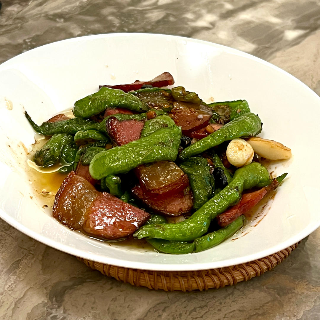 樟树港辣炒腊肉的做法