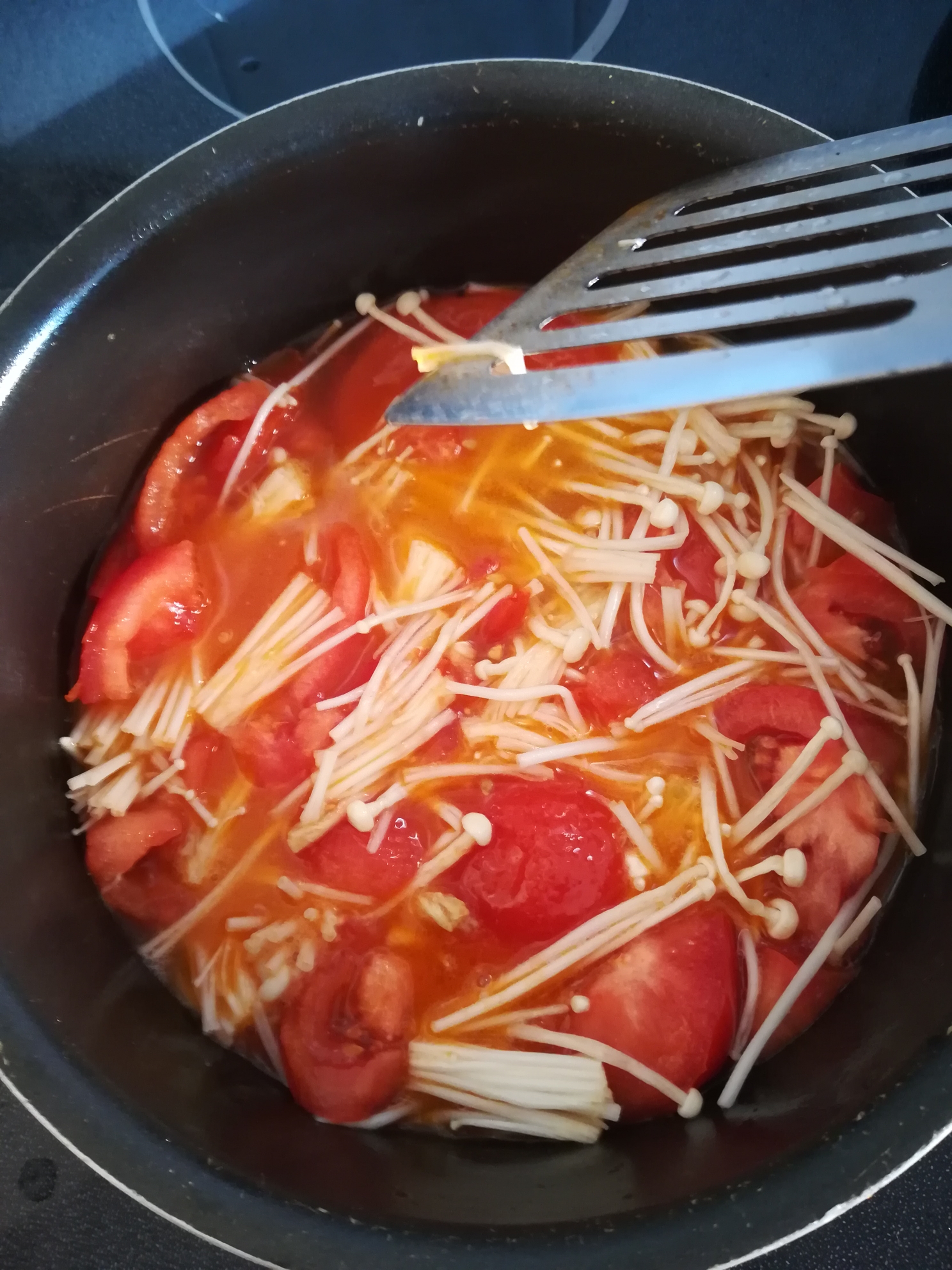 西红柿金针菇豆腐汤