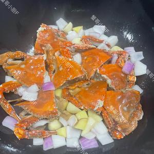 🔥家庭版家🔥烧梭子蟹，红烧梭子蟹，蟹肉一丝丝鲜甜的做法 步骤4
