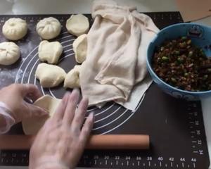 梅干菜香肠腊肉什锦包子（无葱版）的做法 步骤5