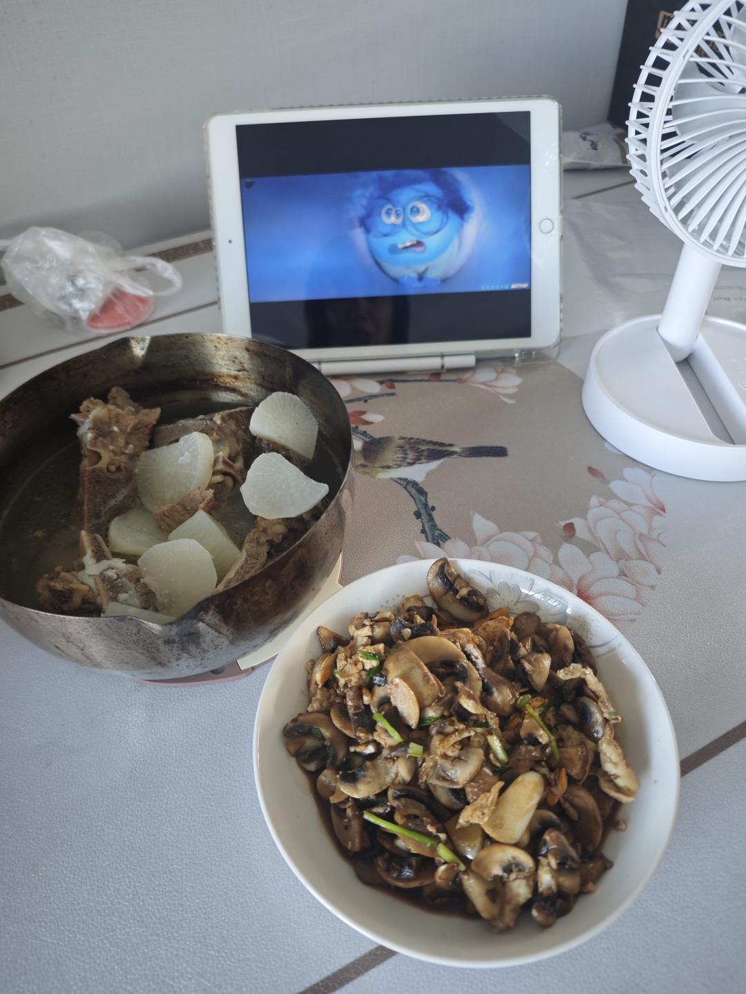 口蘑木耳炒鸡蛋