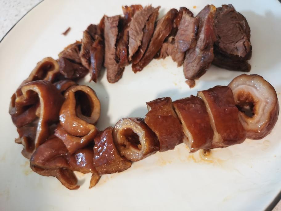 肥肠卤牛肉双拼