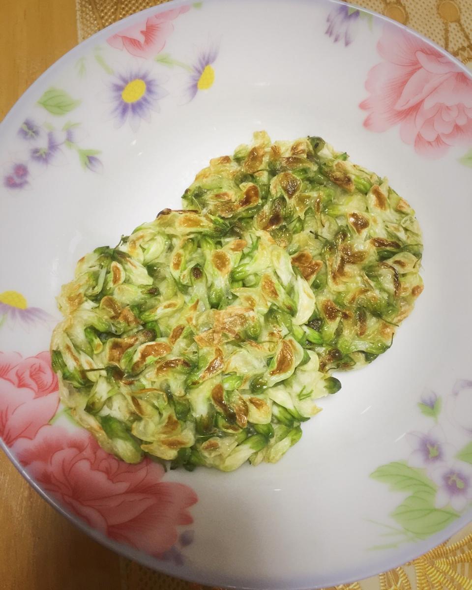 少面粉少盐的槐花饼