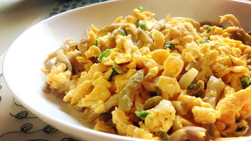 趴趴饼做的榨菜炒鸡蛋