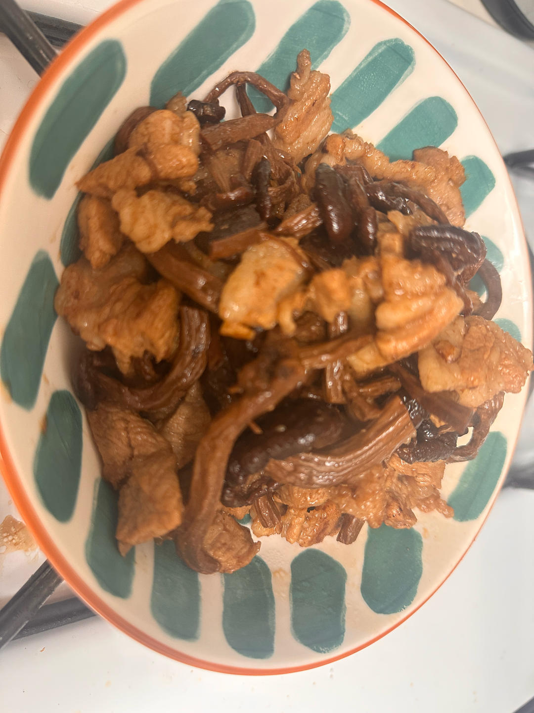 五花肉干锅茶树菇