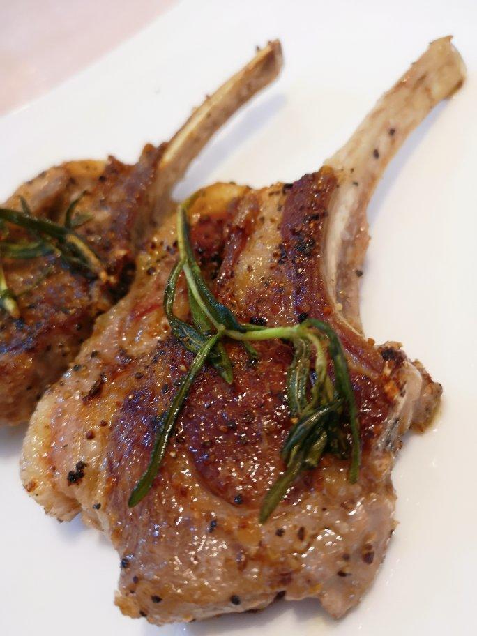 姜姜姜的欣欣欣做的煎烤法式羊排