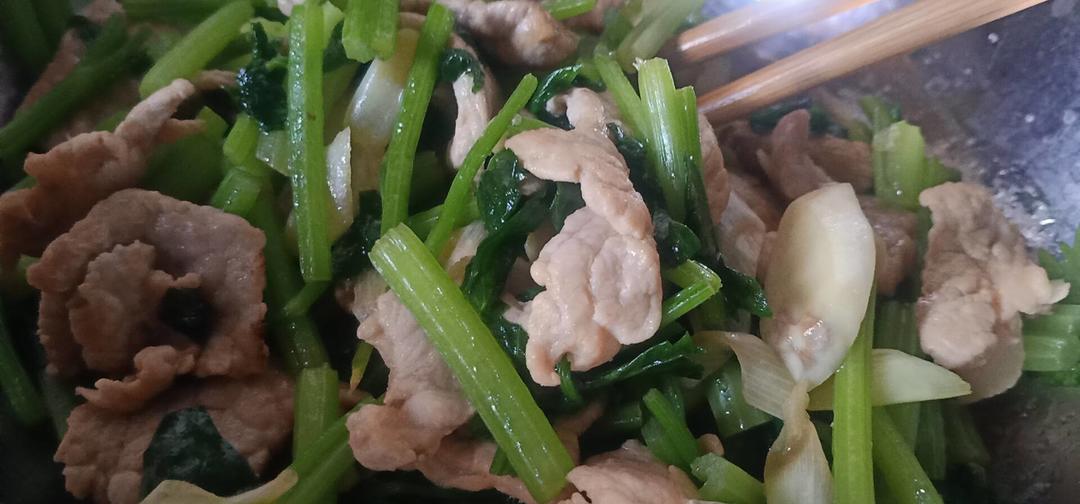 能干三碗饭的芹菜炒肉