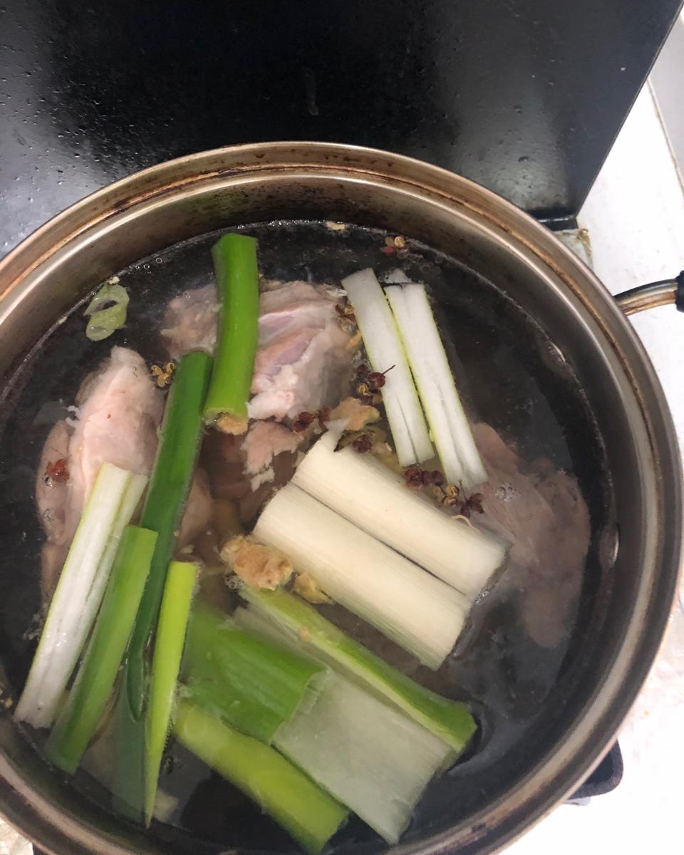厨师长教你：“羊肉汤”的家常做法，天气冷了喝一口全身都暖暖的
