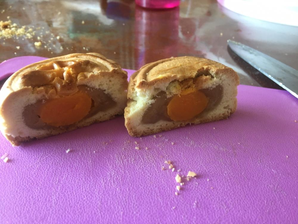 广式月饼—蛋黄莲蓉月饼