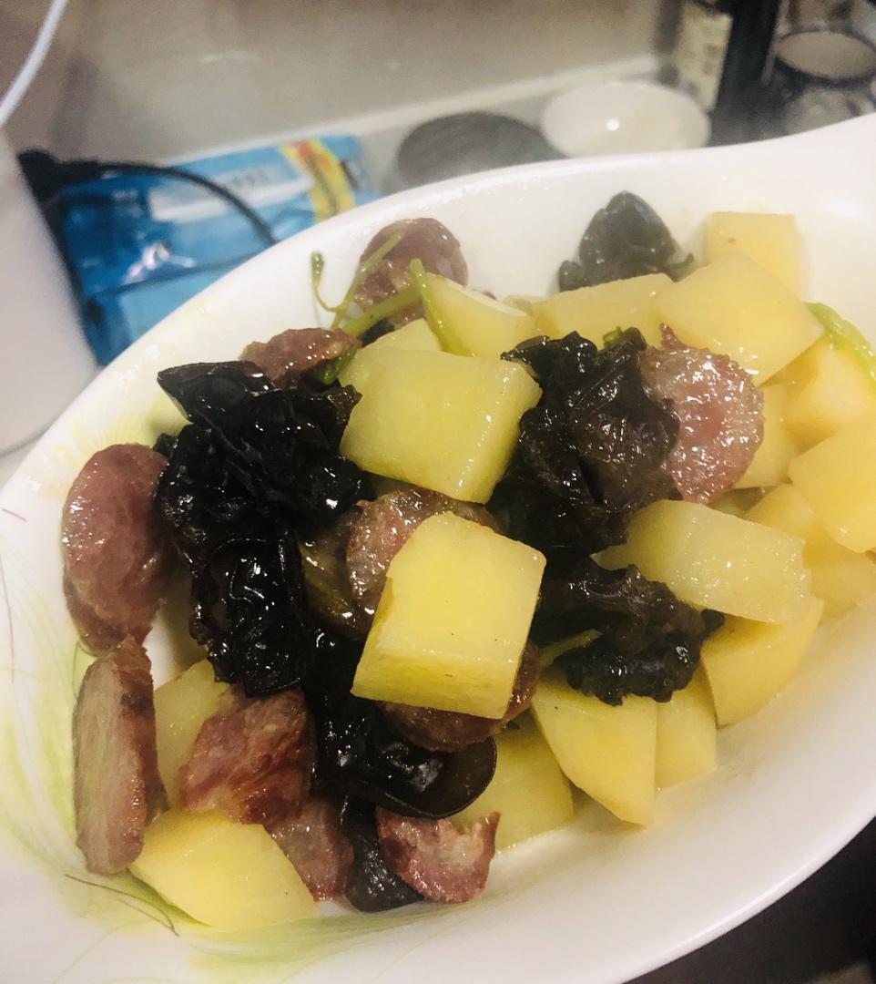木耳土豆炒熏肠
