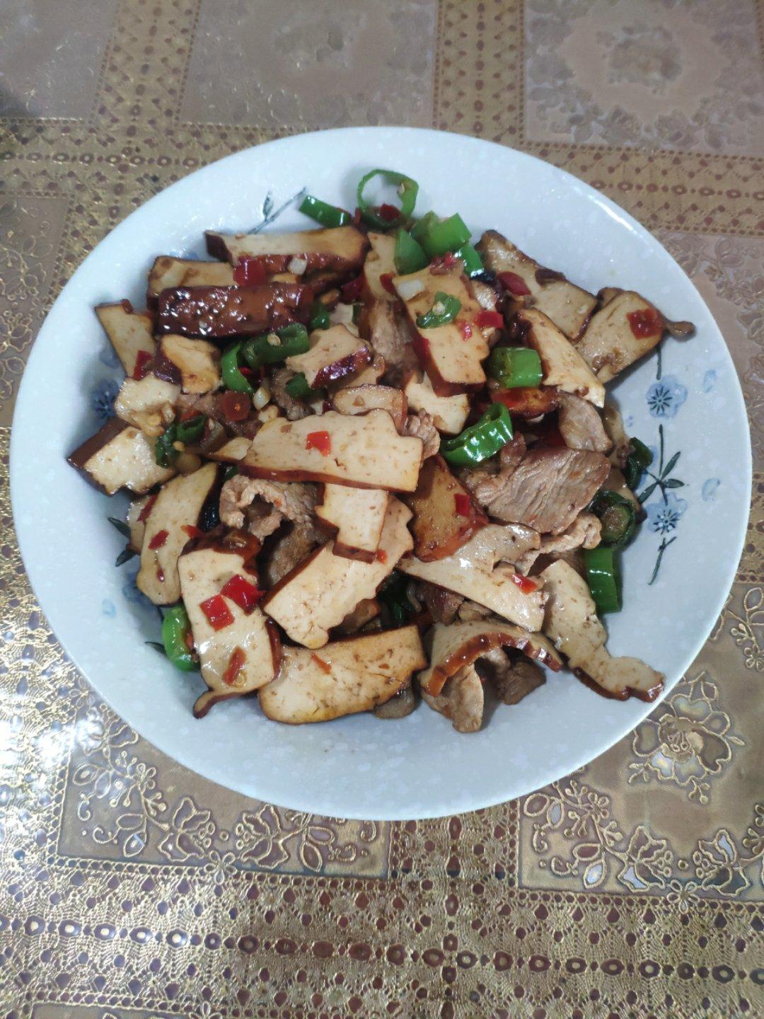 做法简单却香辣美味的香干炒肉