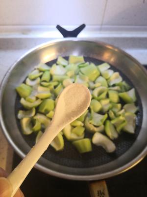 你以为你会炒青菜吗?——如何炒出一盘颜色碧绿口感甜糯的上海青的做法 步骤2