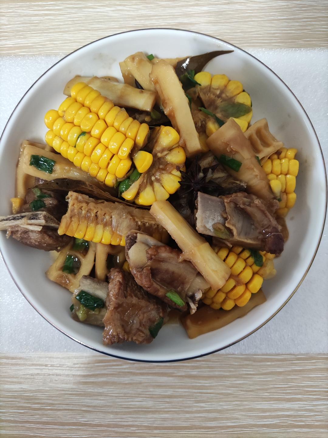 电饭煲春笋排骨焖饭