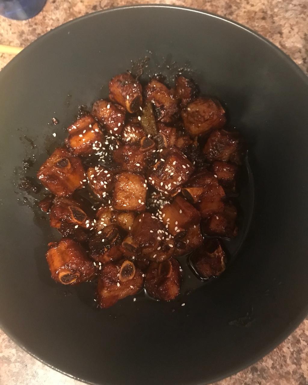吃着碗里望着锅里的红烧肉