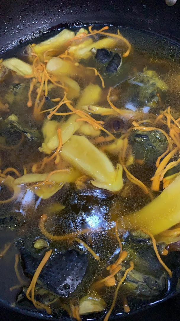 野生松茸炖鸡汤