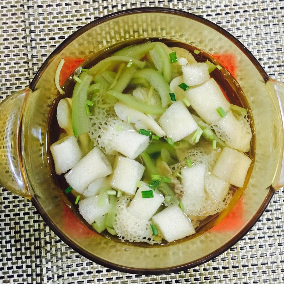 竹荪丝瓜菌菇汤