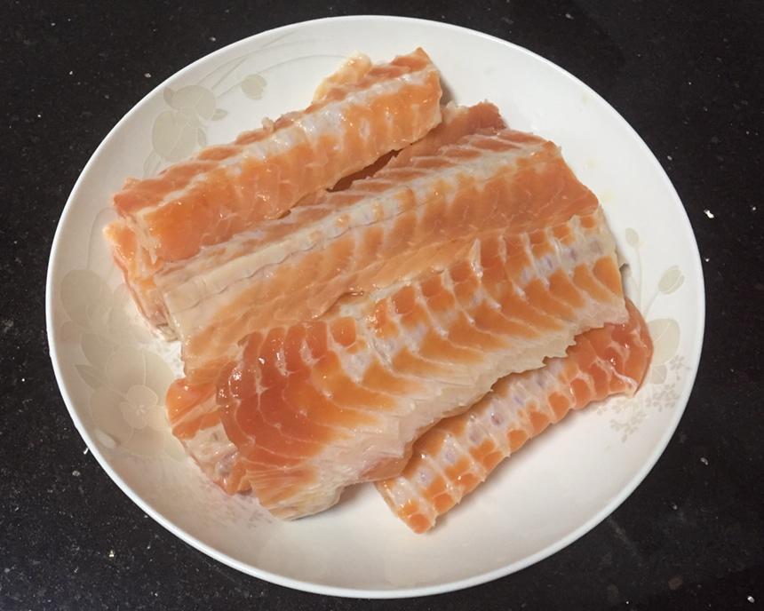 香煎三文鱼骨的做法