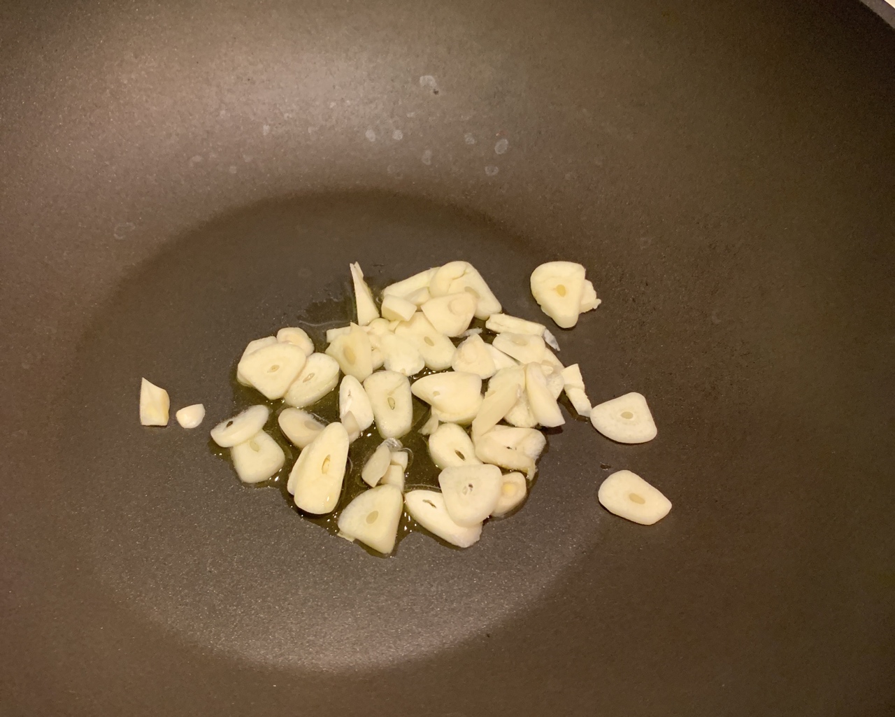 蘑菇炒菠菜的做法 步骤2