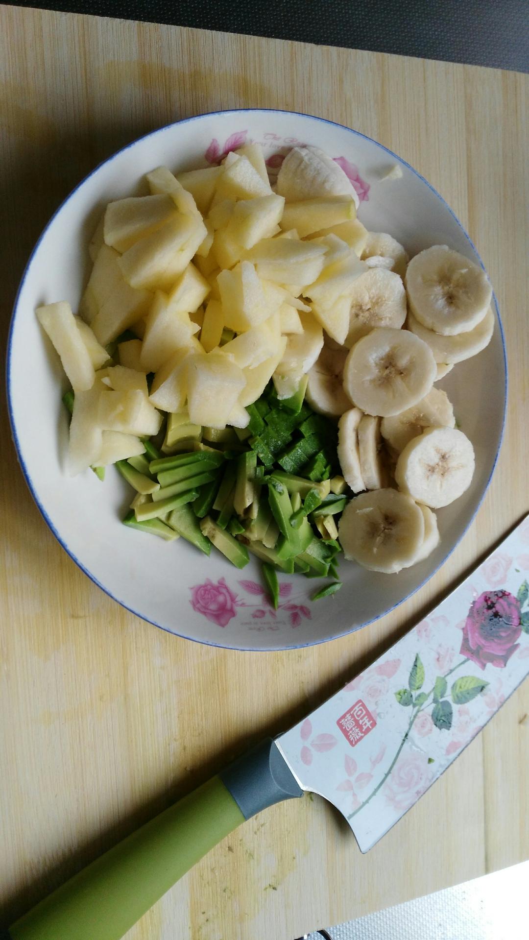 宝宝辅食－牛油果香蕉苹果泥（治疗便秘）的做法 步骤2