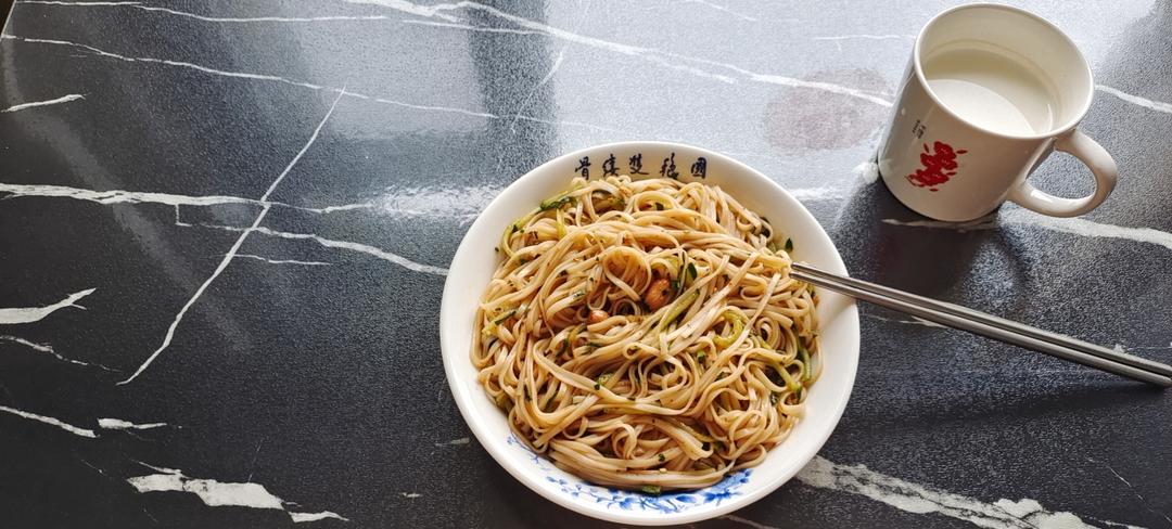 简单凉拌面只要五分钟，美食的快乐你值得～