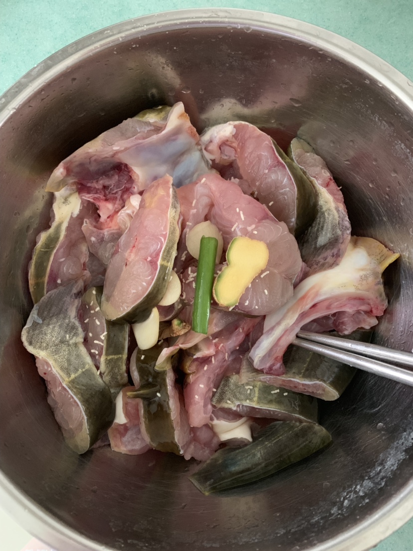 酸菜水煮鲢鱼的做法 步骤1