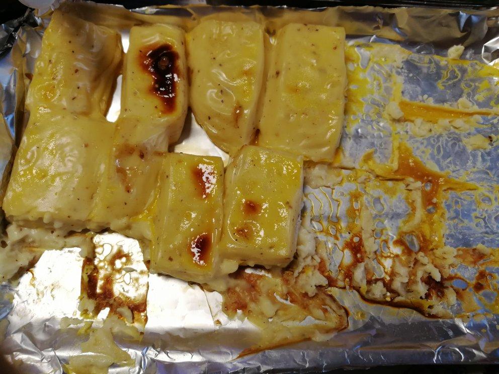 偷师学艺🤫🤫🤫照片没经过任何修图处理，保真原色，一餐出俩菜，再也不用去超市买奶酪棒了，宝宝的福音，宝妈的安心，没有添加剂的烤奶酪