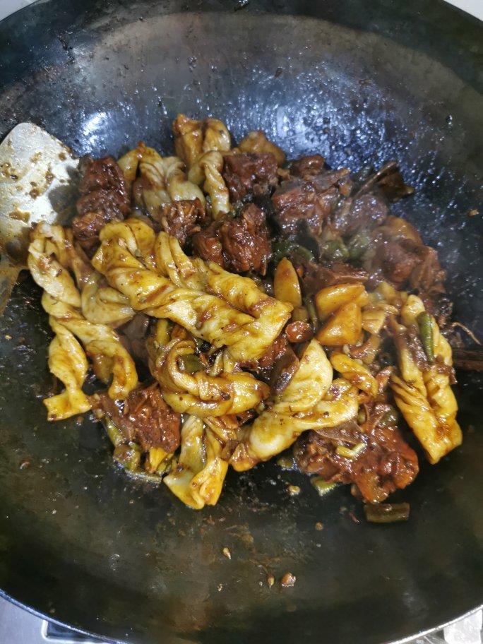 懒人一锅烩——排骨扁豆焖卷子