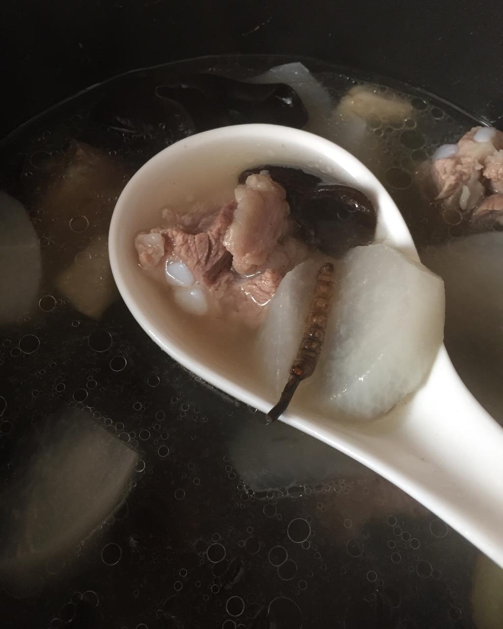 萝卜黑木耳排骨汤