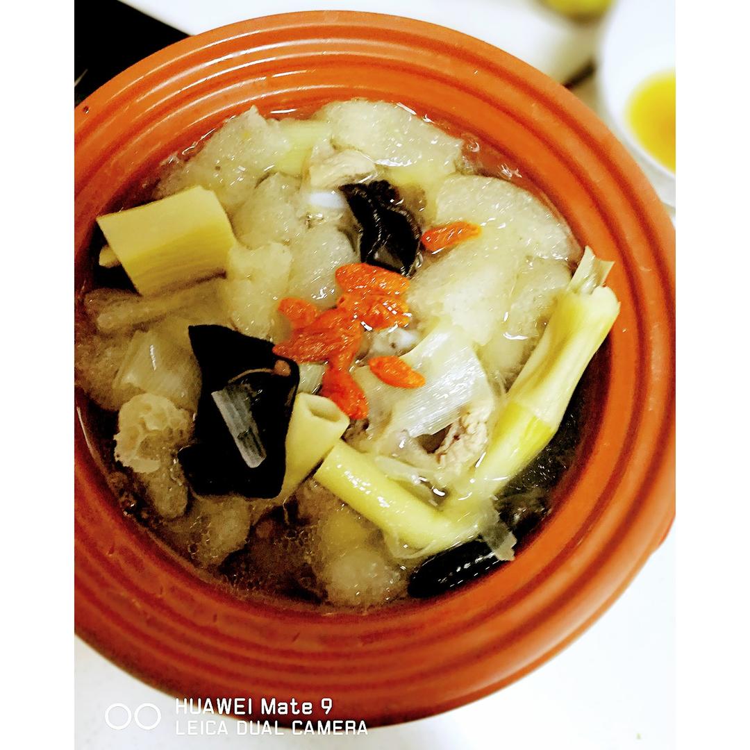 菌菇竹荪汤