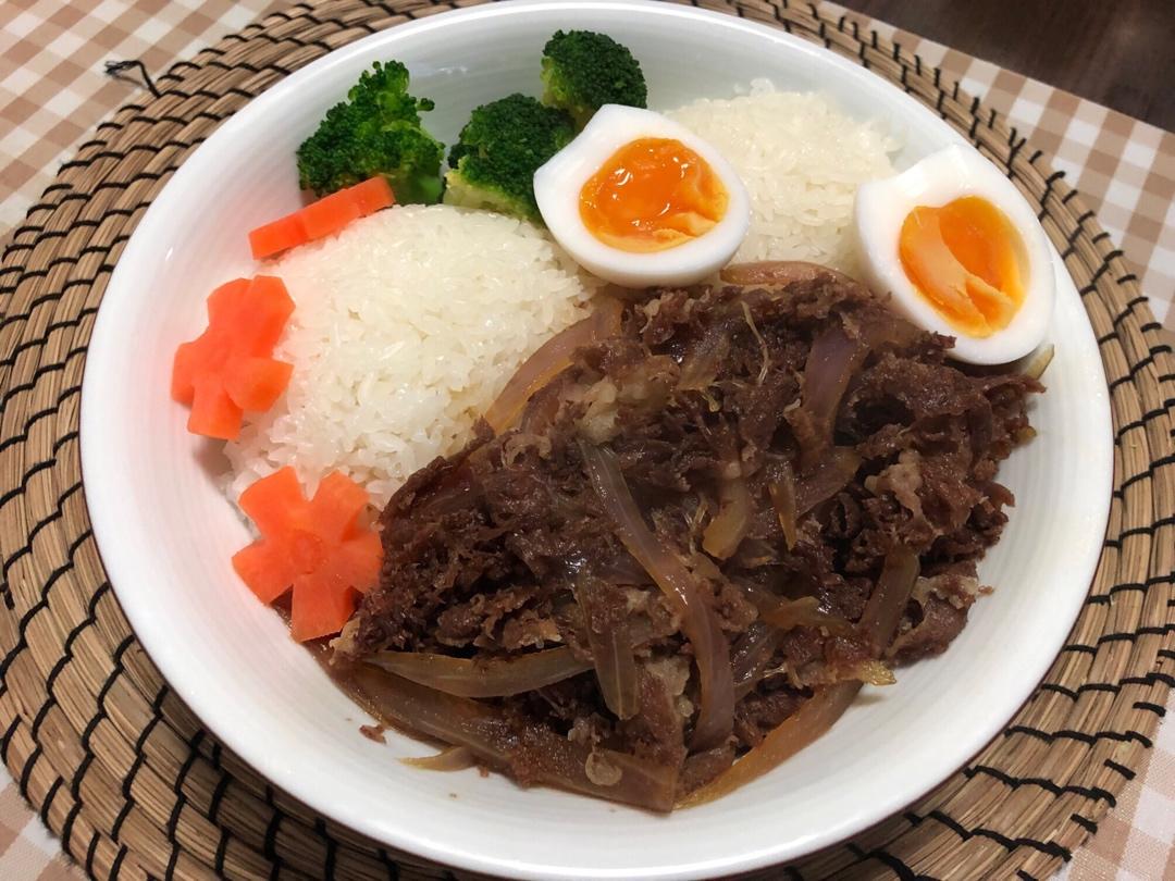 红色优游做的日式牛肉饭牛丼