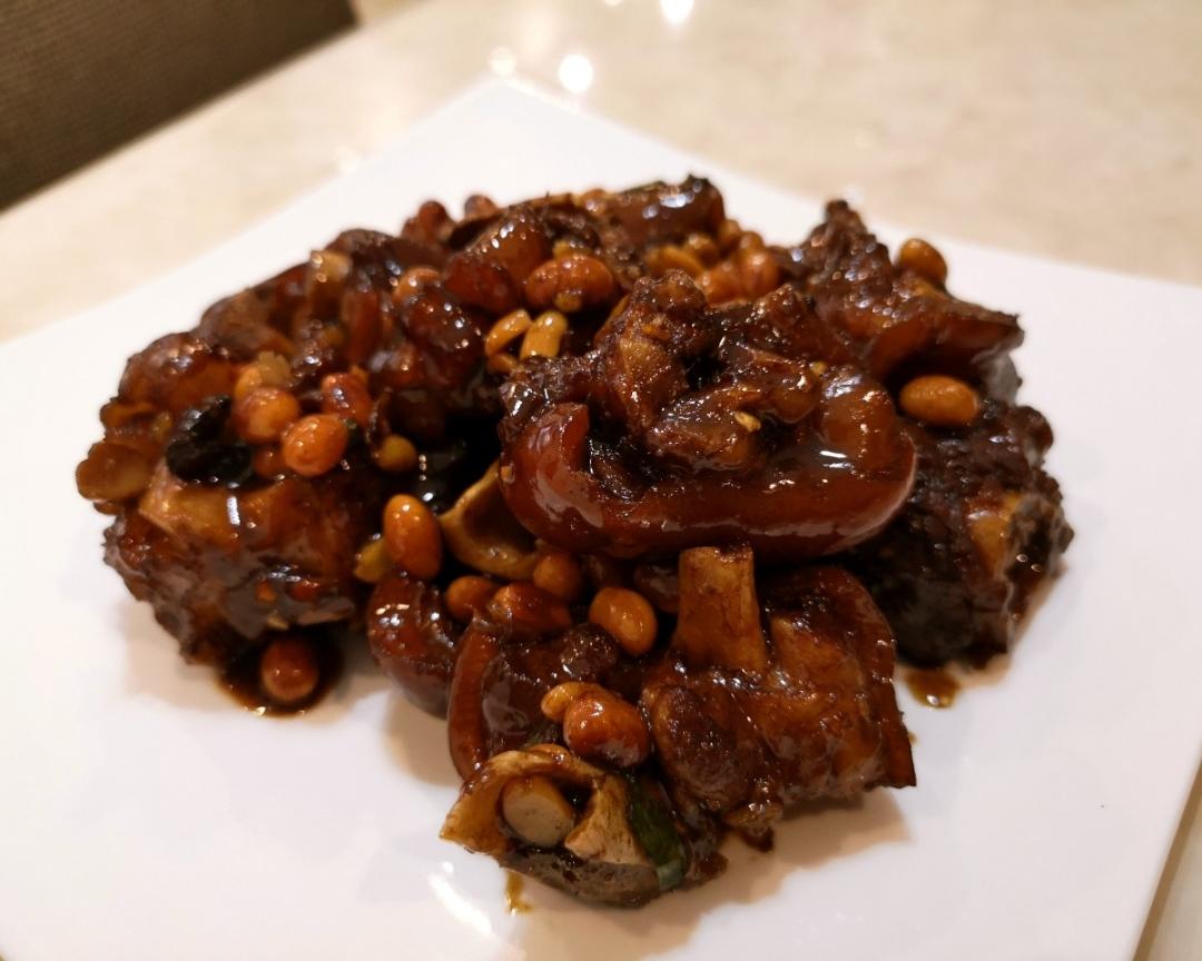 秘制红烧猪蹄闷黄豆