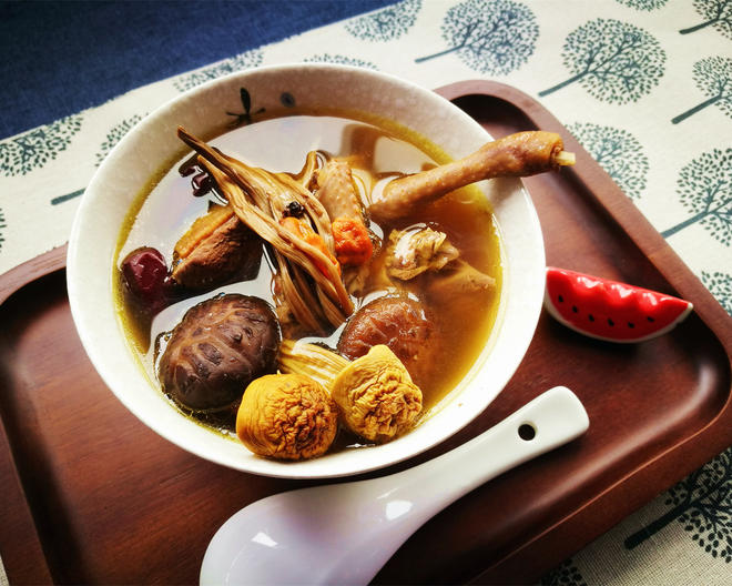 任性厨房丨茶树菇姬松茸鸽子汤的做法
