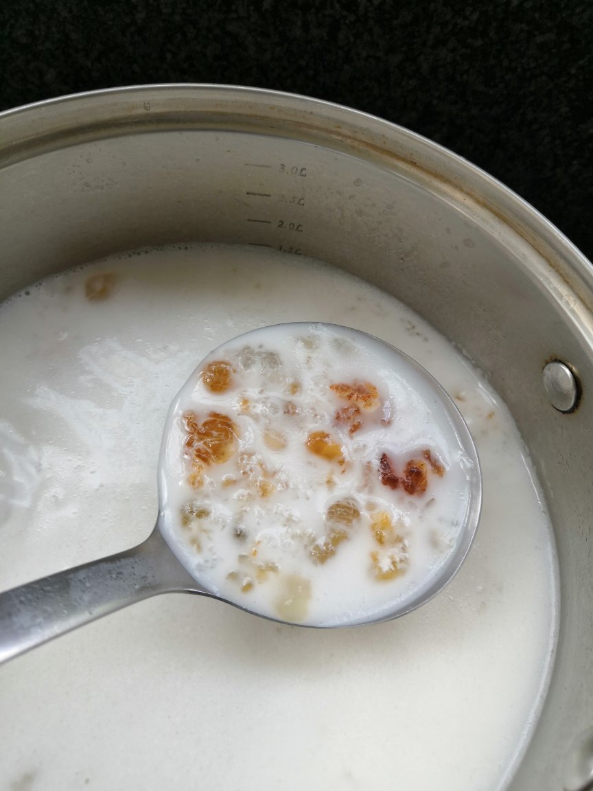 燕窝桃胶雪燕皂角米炖椰浆牛奶