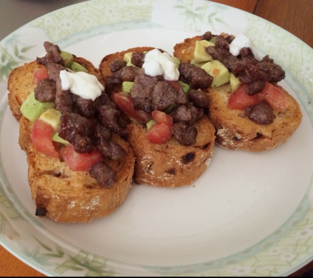 西班牙tapas之三文鱼牛油果面包 番茄牛油果面包