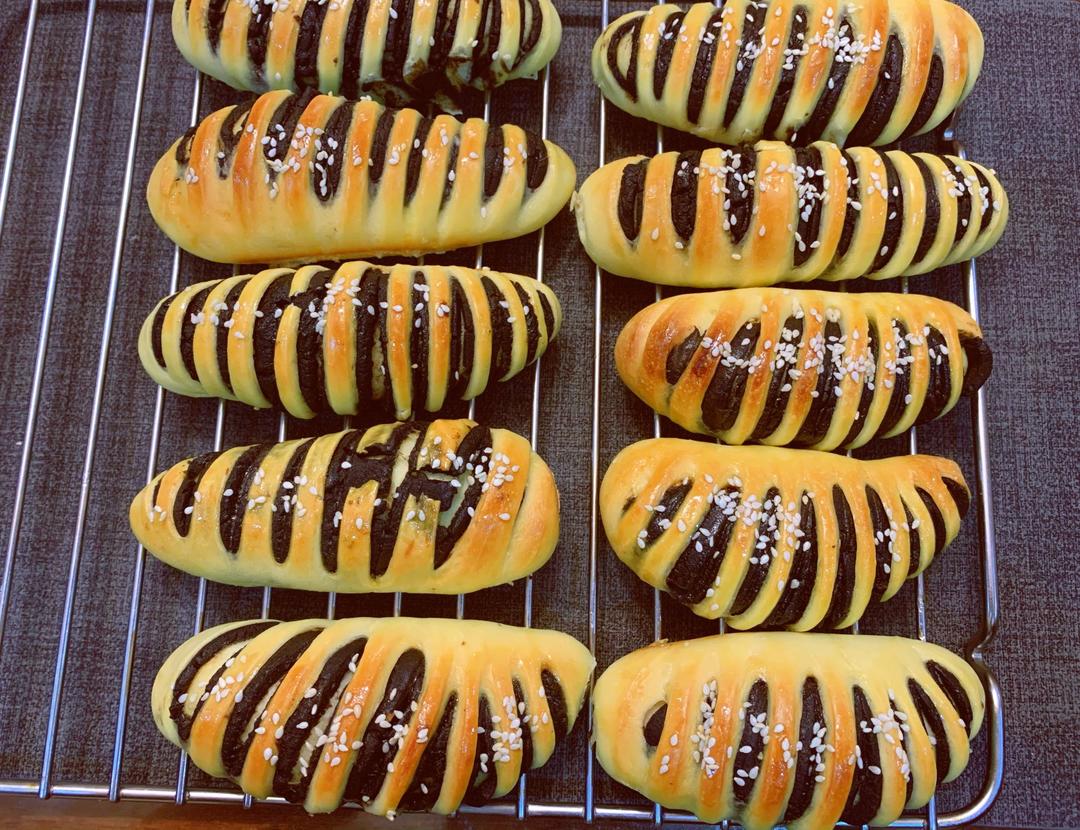 豆沙毛毛虫面包