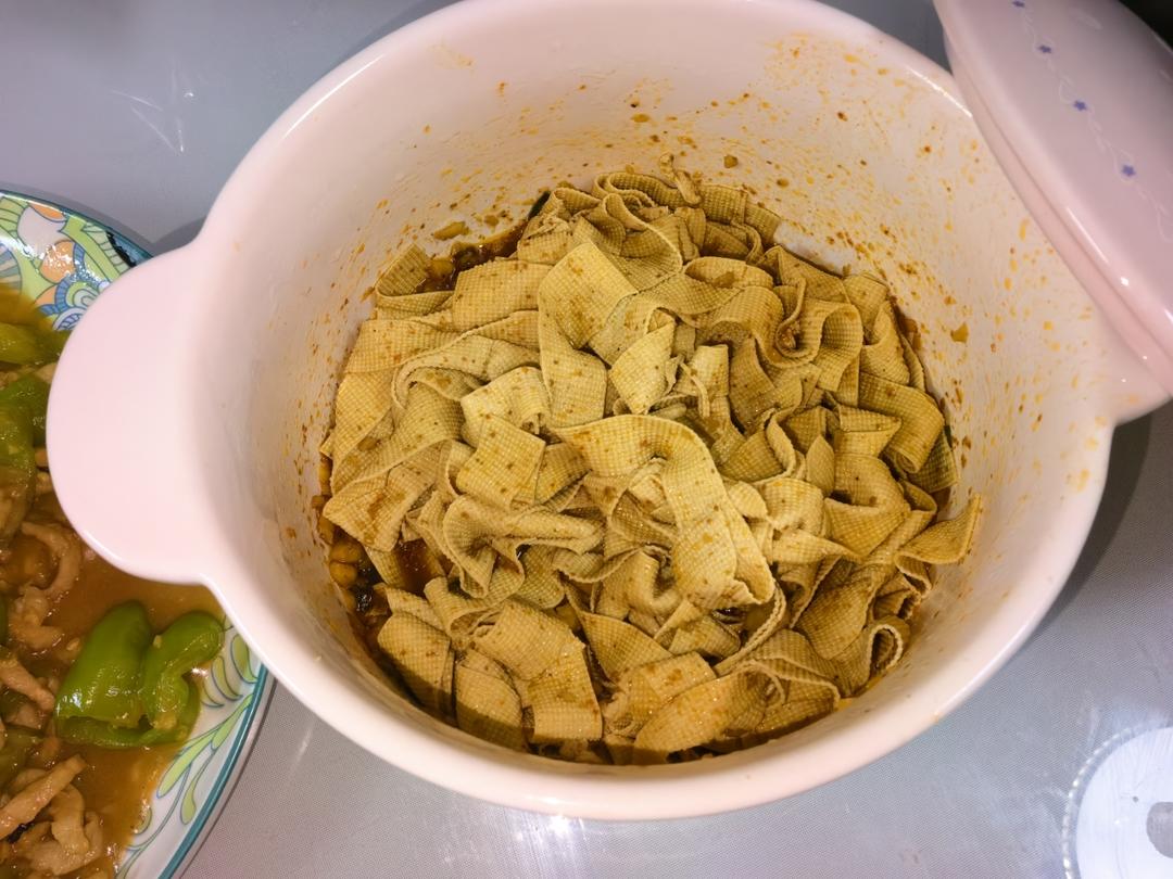 比辣条好吃百倍香辣孜然豆皮