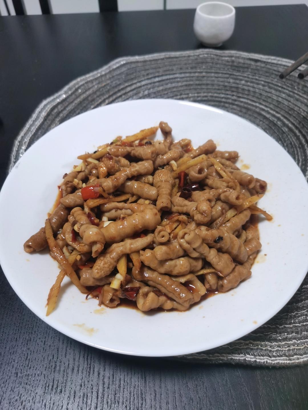 厨师长教你："火爆猪小肠"的家常做法，鲜辣爽脆，开胃下饭