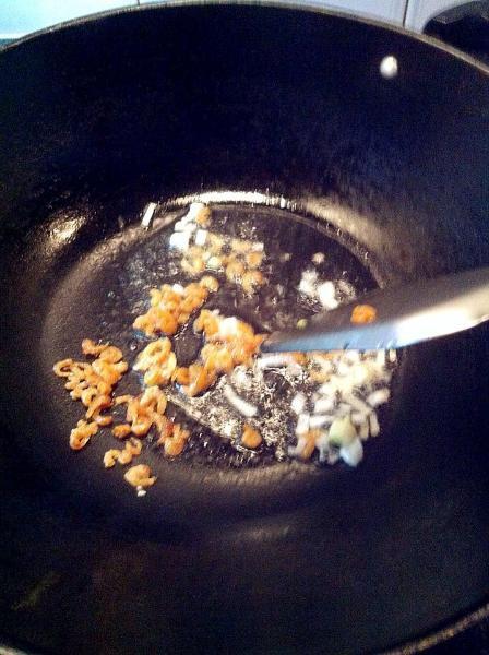 蟹味菇虾米炖冬瓜的做法 步骤2