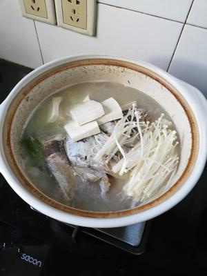 砂锅鱼头豆腐汤的做法 步骤6