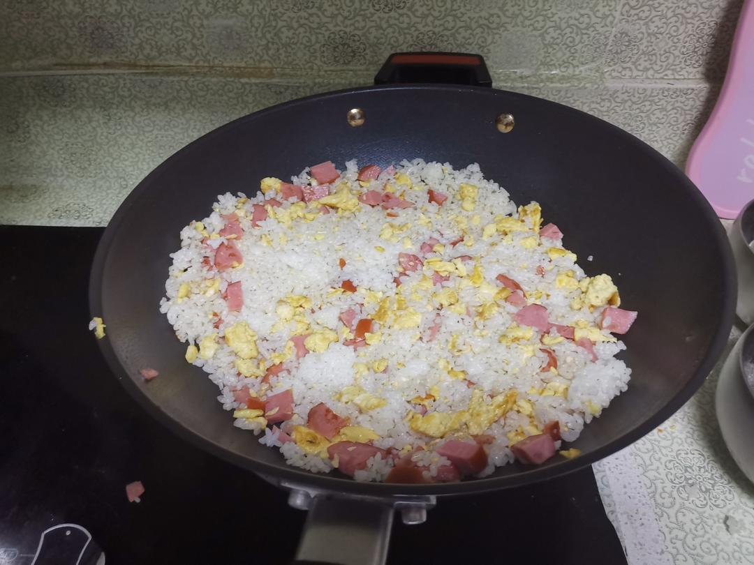香肠炒鸡蛋饭