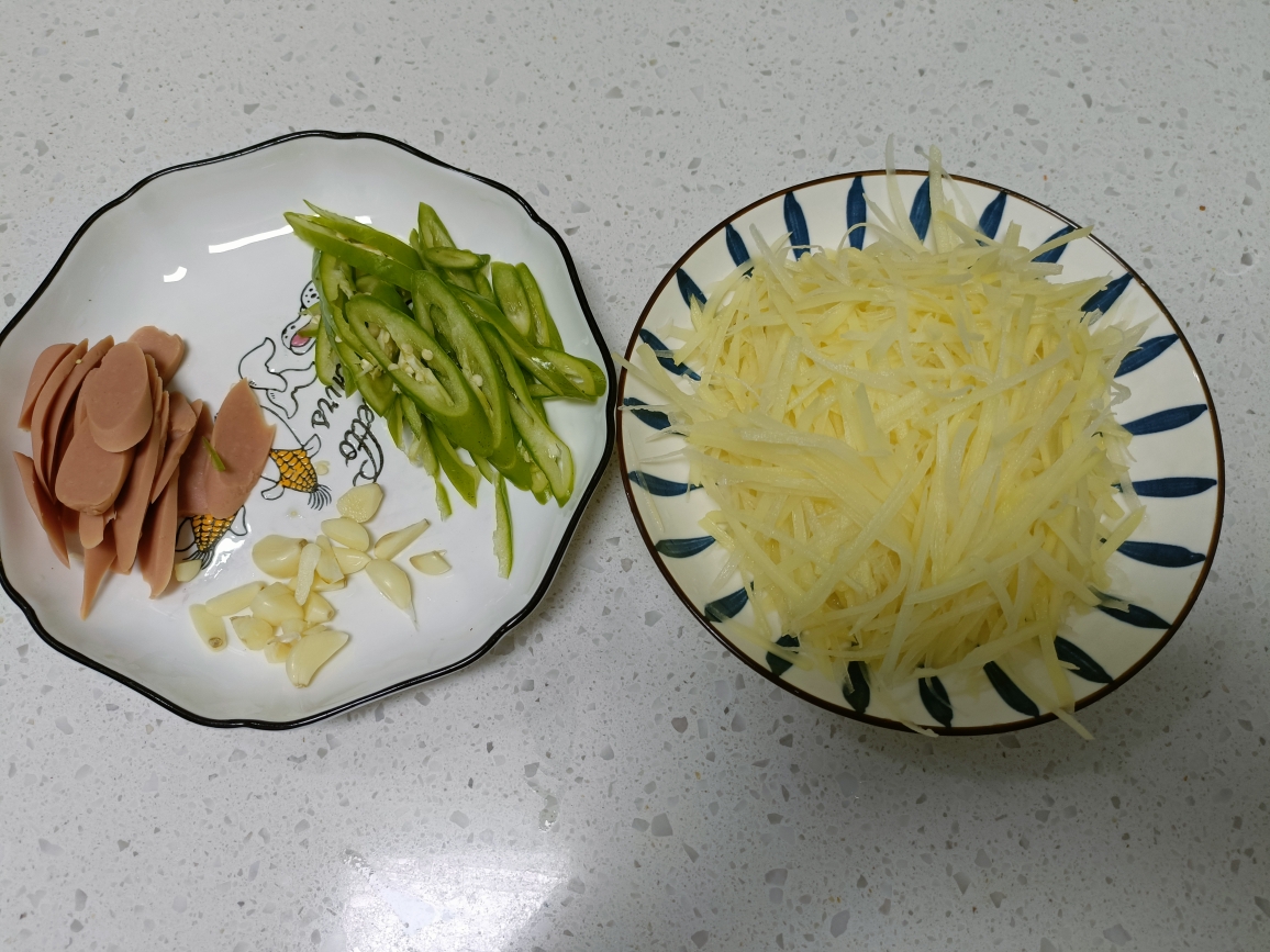 下饭菜香辣火腿炒土豆丝的做法 步骤1