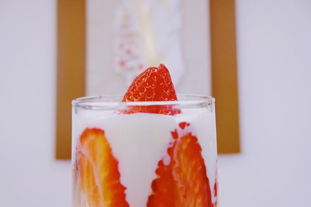 草莓坚果麦片酸奶杯
