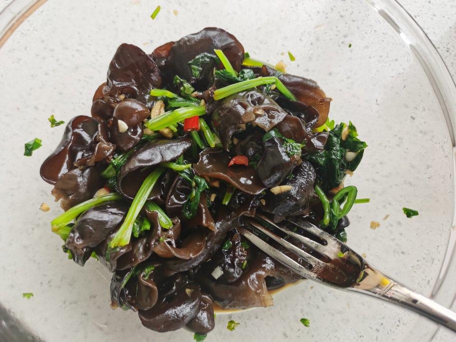 『凉拌木耳的做法，很多人忽略了这最重要的一步』